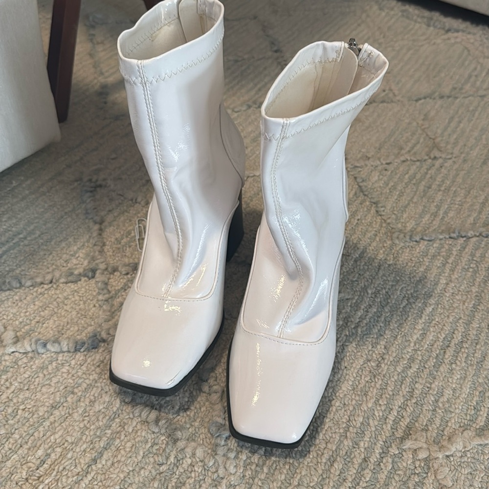 White leather boot with zipper in the back